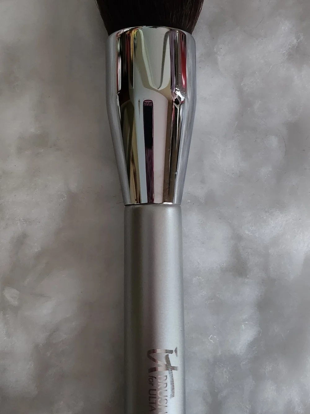 it cosmetics Flat Top Powder Brush - Silver Handle with Brown Bristles N° 110